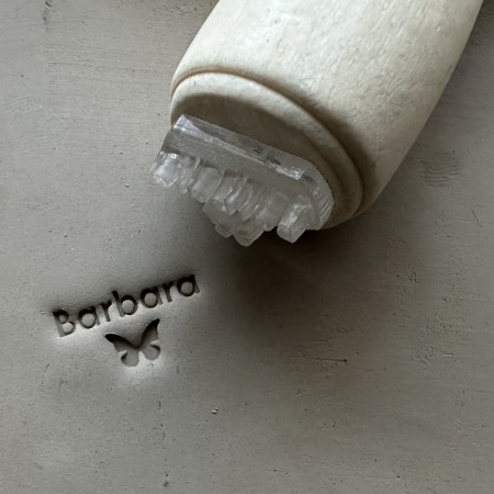 Tampon Poterie personnalisé prénom et papillon