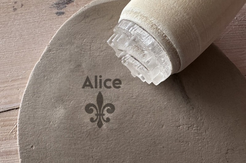 Tampon Poterie personnalisé prénom et fleur de lys