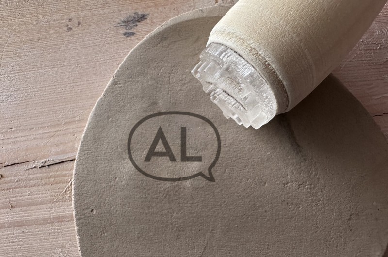 Tampon Poterie personnalisé initiales et bulle BD