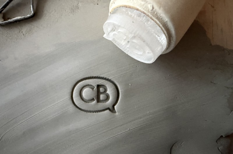 Tampon Poterie personnalisé initiales et bulle BD