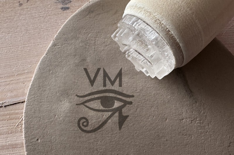 Tampon Poterie personnalisé initiales et oeil égyptien