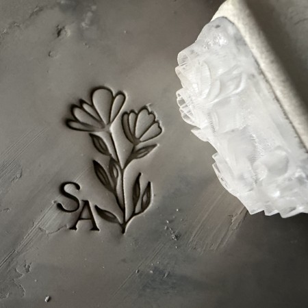 Tampon Poterie personnalisé initiales et fleurs sauvages