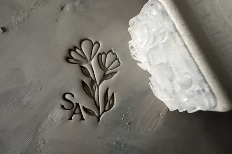 Tampon Poterie personnalisé initiales et fleurs sauvages