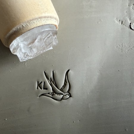 Tampon Poterie personnalisé Initiales et hirondelle