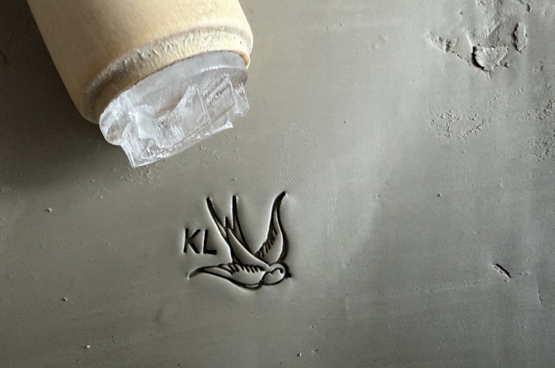 Tampon Poterie personnalisé Initiales et hirondelle